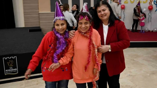 Kuşadası'nda engelsiz yeni yıl partisi