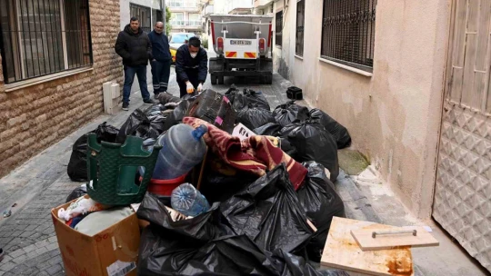Kuşadası'nda evden 4 kamyon çöp çıktı