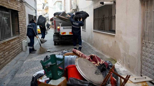 Kuşadası'nda evden 4 kamyon çöp çıktı