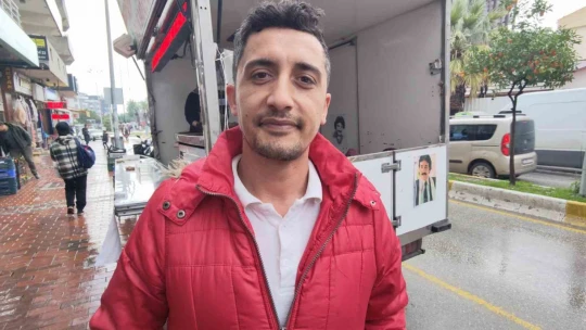Kuşadası'nda Ferdi Tayfur'un hayranı, bin kişilik lokma döktürdü