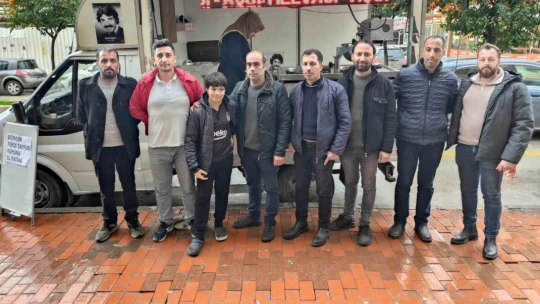 Kuşadası'nda Ferdi Tayfur'un hayranı, bin kişilik lokma döktürdü