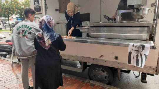 Kuşadası'nda Ferdi Tayfur'un hayranı, bin kişilik lokma döktürdü