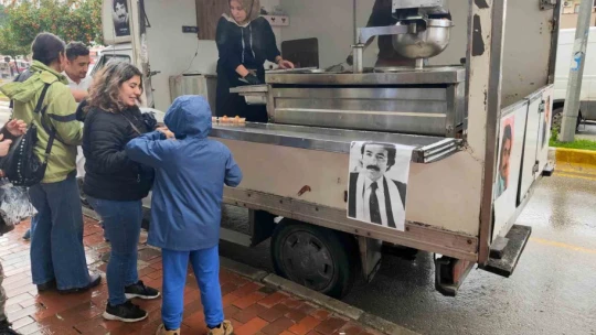 Kuşadası'nda Ferdi Tayfur'un hayranı, bin kişilik lokma döktürdü