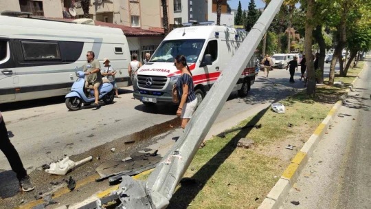 Kuşadası'nda freni tutmayan araç kazaya neden oldu: 5 yaralı