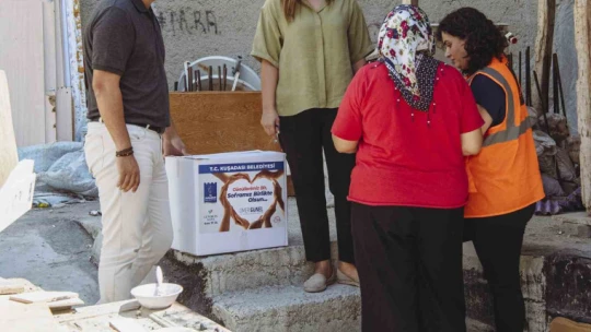 Kuşadası'nda gıda kolisi yardımı devam ediyor