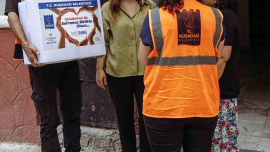 Kuşadası'nda gıda kolisi yardımı devam ediyor