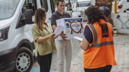 Kuşadası'nda gıda kolisi yardımı devam ediyor