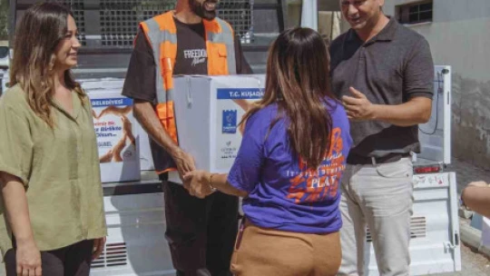 Kuşadası'nda gıda kolisi yardımı devam ediyor