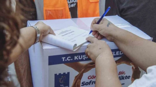 Kuşadası'nda gıda kolisi yardımı devam ediyor