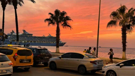 Kuşadası'nda gün batımı doğal bir görsel şölen sunuyor