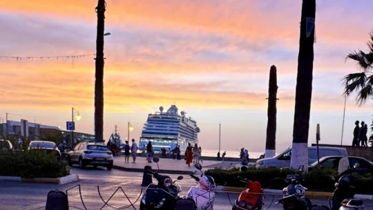 Kuşadası'nda gün batımı mest ediyor