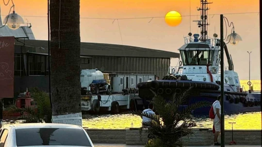 Kuşadası'nda gün batımı mest ediyor