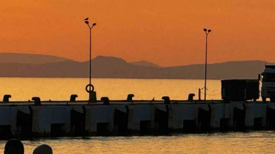 Kuşadası'nda gün batımı mest ediyor