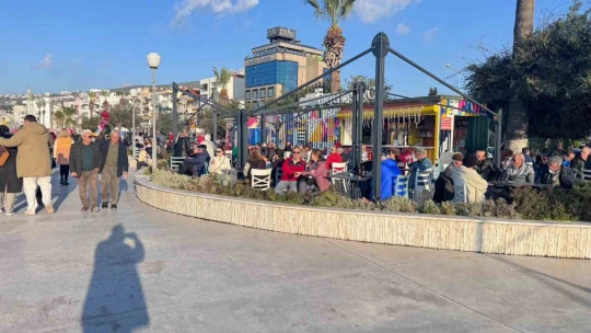 Kuşadası'nda güneşi gören sahile koştu