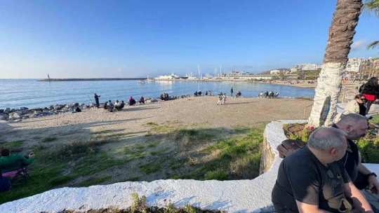 Kuşadası'nda güneşi gören sahile koştu