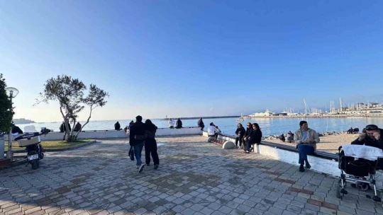 Kuşadası'nda güneşi gören sahile koştu