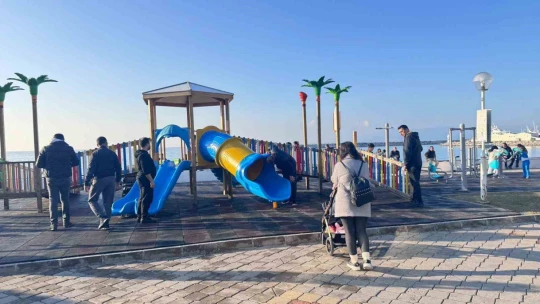 Kuşadası'nda güneşi gören sahile koştu