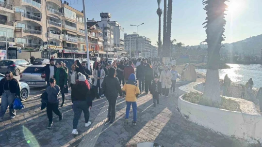 Kuşadası'nda güneşi gören sahile koştu
