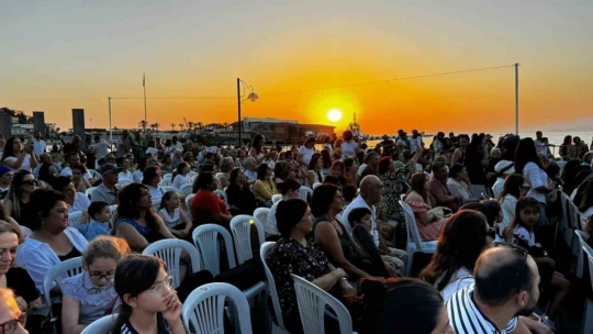 Kuşadası'nda halk Filistin'in özgürlüğü için yollara döküldü