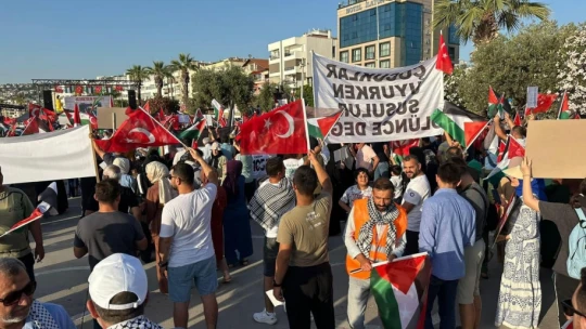Kuşadası'nda halk Filistin'in özgürlüğü için yollara döküldü