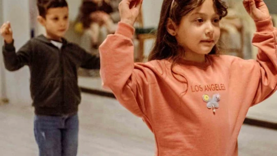Kuşadası'nda halk oyunları gelecek kuşaklara aktarılıyor