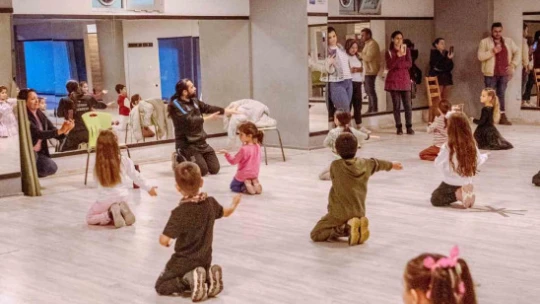 Kuşadası'nda halk oyunları gelecek kuşaklara aktarılıyor