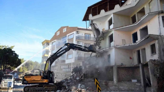 Kuşadası'nda hasarlı ve dayanıksız yapılar yıkılıyor