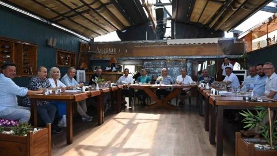 Kuşadası'nda İlçe Danışma Kurulu 'duygu istismarcılığı' gündemi ile toplandı