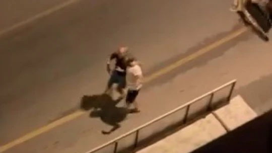Kuşadası'nda ilginç kavga, 2 kadın bir erkek mahalleyi ayağa kaldırdı