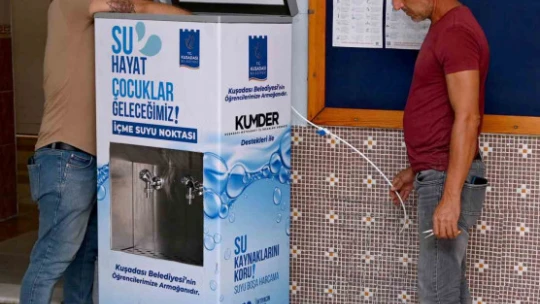Kuşadası'nda ilkokul öğrencileri sağlıklı içme suyuna artık ücretsiz ulaşıyor
