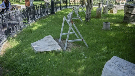 Kuşadası'nda kamusal alanları tahrip eden şahıslar cezasız kalmadı