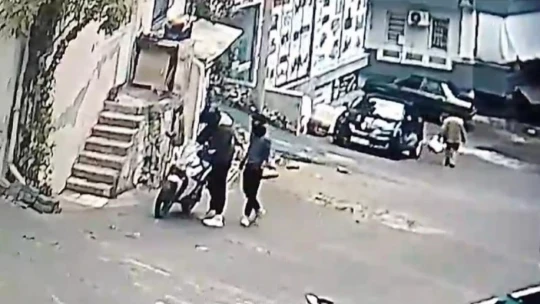 Kuşadası'nda kar maskeli soyguncular güpegündüz ev soymaya kalktı