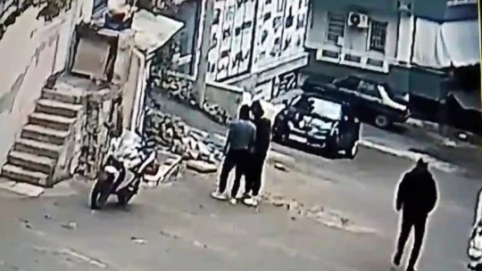 Kuşadası'nda kar maskeli soyguncular güpegündüz ev soymaya kalktı
