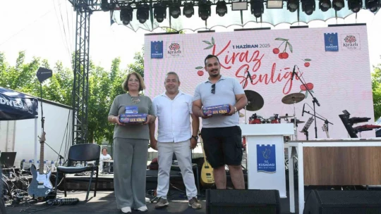 Kuşadası'nda kiraz şenliği coşkusu