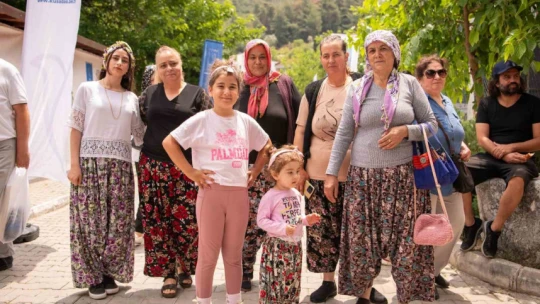 Kuşadası'nda kiraz şenliği coşkusu