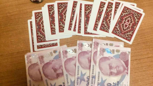 Kuşadası'nda kumar baskını: 8 şahıs suçüstü yakalandı
