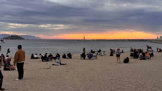 Kuşadası'nda masa ve sandalyesini alan deniz kenarına koşuyor