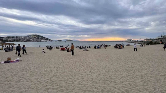 Kuşadası'nda masa ve sandalyesini alan deniz kenarına koşuyor