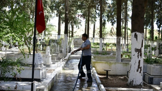 Kuşadası'nda mezarlıklar bayram ziyaretine hazır