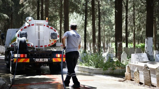 Kuşadası'nda mezarlıklar bayram ziyaretine hazır