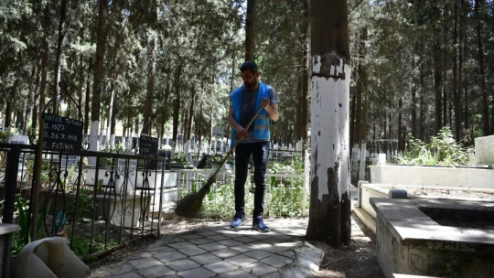 Kuşadası'nda mezarlıklar bayram ziyaretine hazır