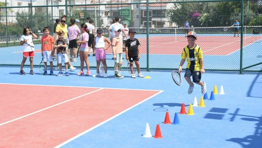Kuşadası'nda minik tenisçiler ilk eğitimlerini tamamladı