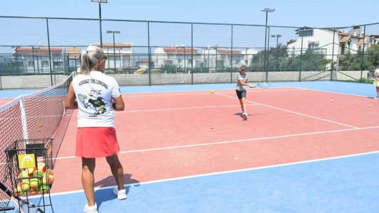 Kuşadası'nda minik tenisçiler ilk eğitimlerini tamamladı