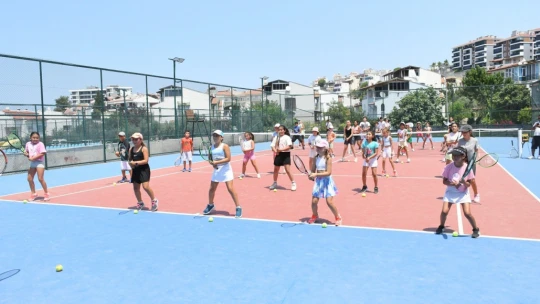 Kuşadası'nda minik tenisçiler ilk eğitimlerini tamamladı
