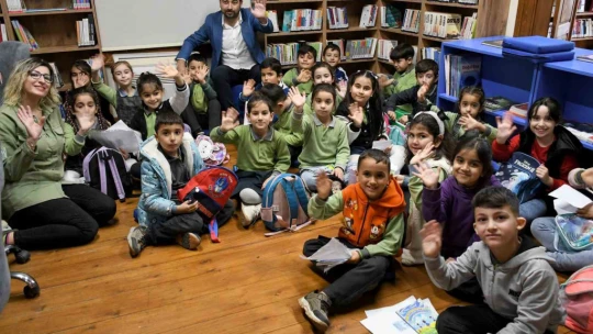 Kuşadası'nda öğrenciler 'Ebru'nun Renkli Dünyası' ile tanıştı