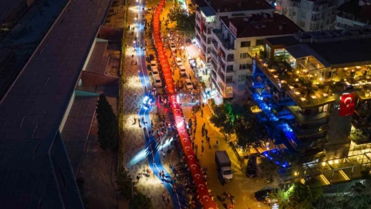 Kuşadası'nda on binler Cumhuriyet için yürüdü