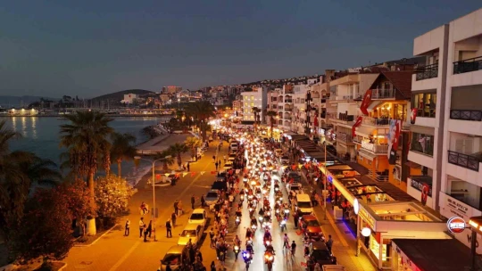 Kuşadası'nda on binler Cumhuriyet için yürüdü