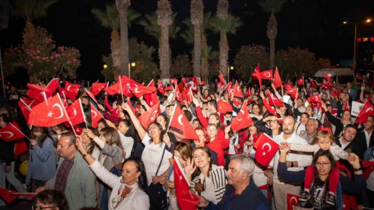 Kuşadası'nda on binler Cumhuriyet için yürüdü