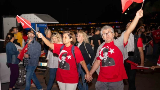 Kuşadası'nda on binler Cumhuriyet için yürüdü