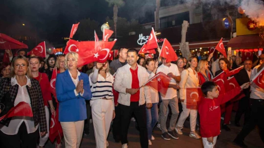Kuşadası'nda on binler Cumhuriyet için yürüdü